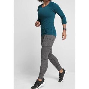 ATHLETA Excursion Tight in Heathered Black Size Medium